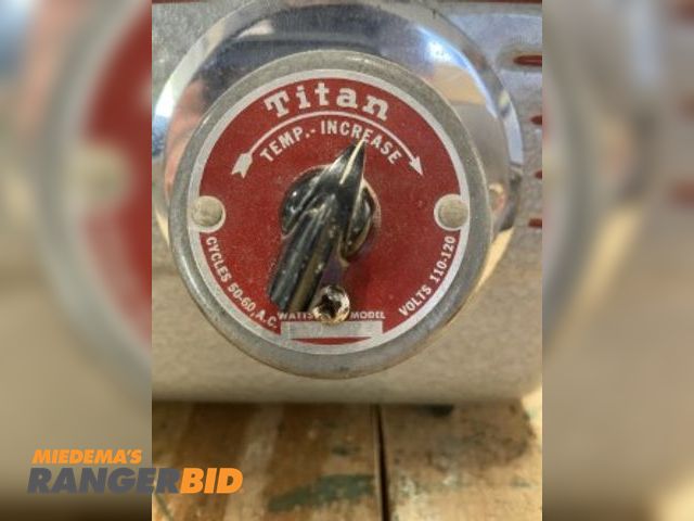 Lot 30-10692 - 1 Titan Antique portable heater Antique
Turns on
1320 watt, 120v