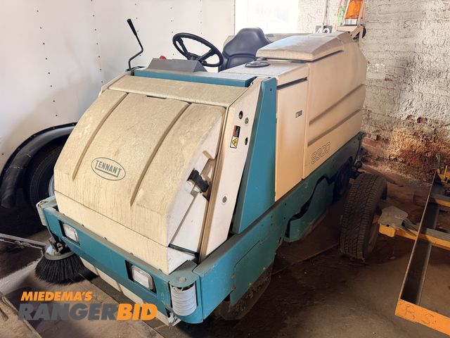 Lot 30-3394 - Tennant 8300 Ride-on Floor Scrubber