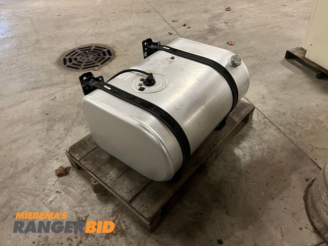 Lot 30-3997 - 50 gallon aluminum fuel tank with straps. Used only once.