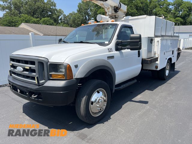 Lot 30-1066 - 2005 Ford F-450 SD with a Jasper 6.8L V10 SOHC 30V engine. Boom Truck / Bucket Truck / Aerial Bucket...