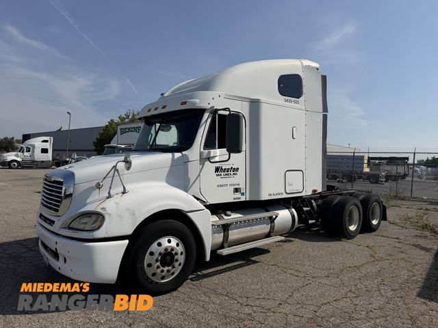 Lot 30-19000 - 2009 Freightliner Columbia 120 Semi Truck