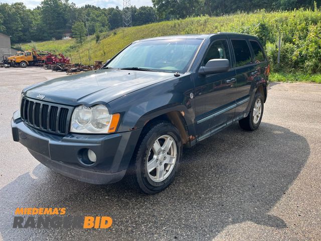 Lot 30-3915 - 2007 Jeep Grand Cherokee with a 4.7L V8 SOHC 16V FFV engine. Laredo 4x4