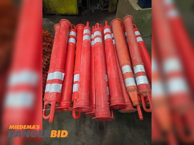 Lot 30-4895 - Lot of (14) traffic cones with bases