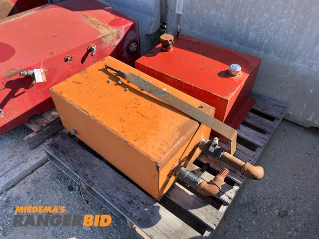 Lot 30-1839 - (2) Steel Tanks See pics for sizes