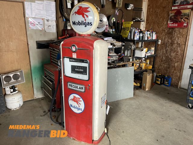 Lot 30-4291 - Bennet "Mobile" Gas Pump Model# 1066 Original Paint Globe is good, one small chip at the base (not v...