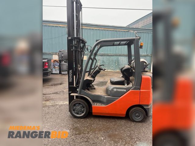 Lot 30-2091 - Toyota  8fgcu25 Forklift Toyota forklift 
5000 LBS capacity 3 stage with side shift 
See video below...