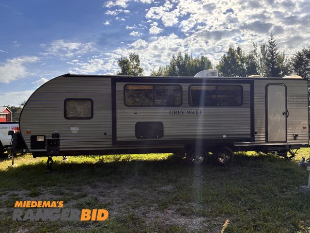 Lot 30-11472 - 2018 Cherokee Grey Wolf 27DBS Camper Travel Trailer Will need new battery, slides do move out with p...