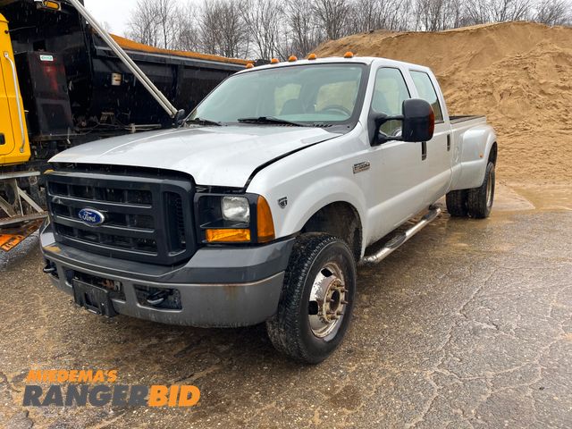 Lot 30-2400 - 2006 Ford F-350 Super Duty with a 6.8L V10 SOHC 30V engine. XL Crew Cab Pickup Truck 4x4