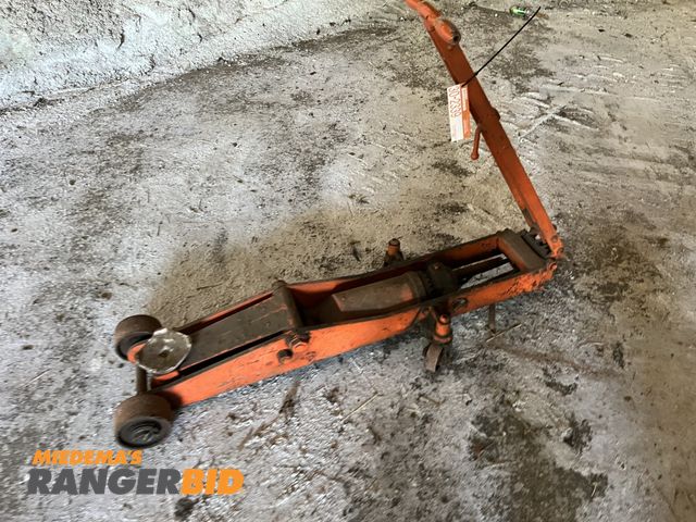 Lot 30-2339 - 10 ton floor jack