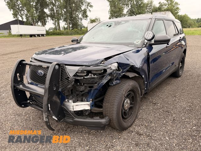 Lot 30-3231 - 2023 Ford Explorer Police SUV AWD Collision damage, fractured windshield, and rear air bags deployed...