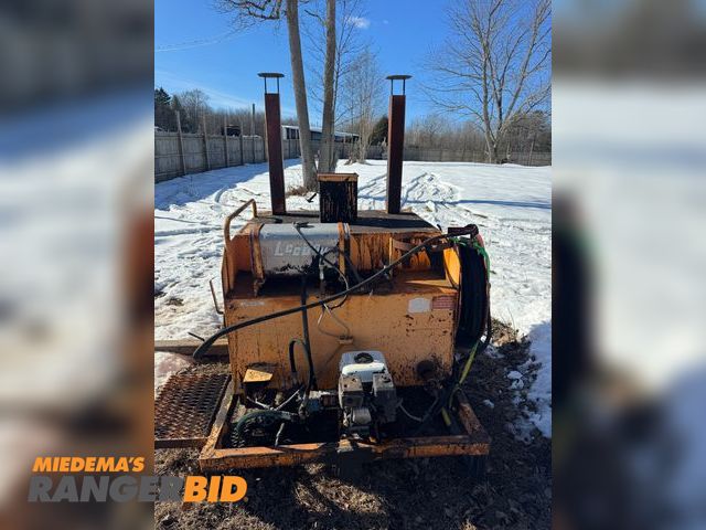 Lot 30-10202 - 1 Leeboy Tack Asphalt  Leeboy Tack tank, Honda motor, GX-100 gas with sprayer and hose