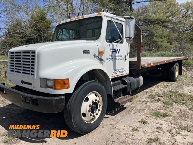 Lot 30-4788 - 1997 International 4900 4x2 24' Flatbed Truck