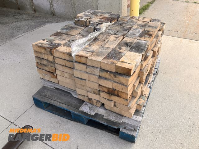 Lot 30-11244 - Pallet of used firebricks