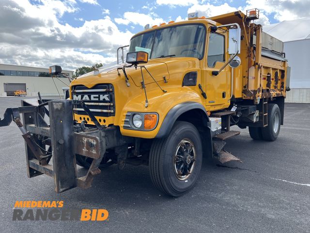 Lot 30-1472 - 2007 Mack CV712 Granite 4x2 with a 12.0L L6 DIESEL engine. Dump Truck