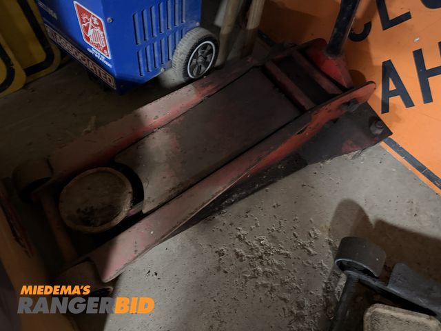 Lot 30-3920 - Floor Jack