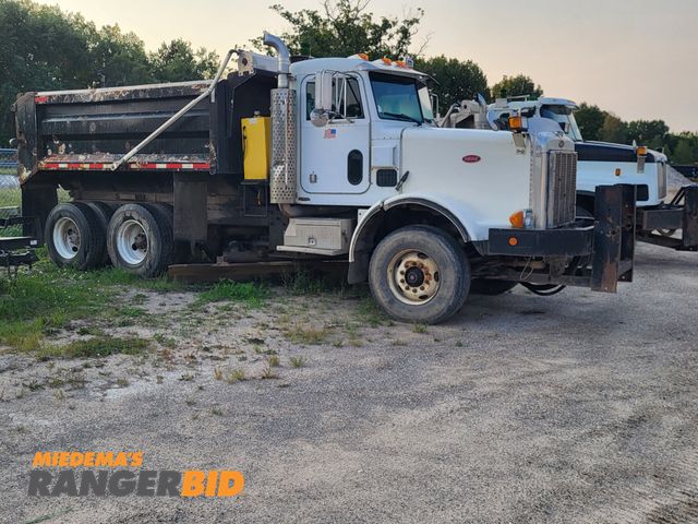 Lot 30-11300 - 2001 Peterbilt 357 with a 10.8L L6 DIESEL engine. Dump Truck
