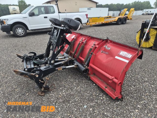 Lot 30-3200 - Western Pro Plus 8'6" Snowplow