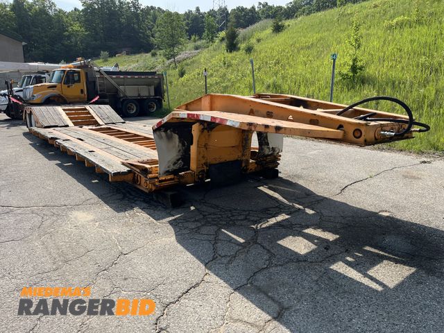 Lot 30-749 - 1998 Trail-King Low Boy Semi-Trailer Drop Deck