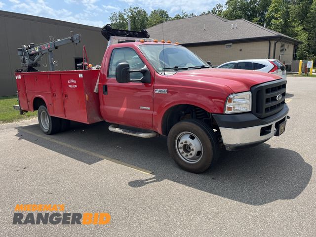 Lot 30-1549 - 2007 Ford F-350 SD with a 6.0L V8 TURBO DIESEL 4X4 with 44,648 miles Regular Cab Service Body Pickup...