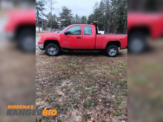 Lot 30-8005 - 2013 GMC Sierra 2500HD with a 6.0L V8 OHV 16V FFV engine. Extended Cab Pickup Truck 4x4