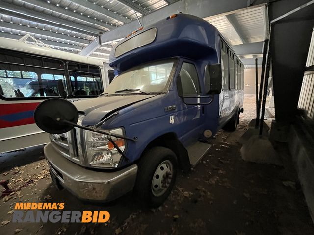 Lot 30-2776 - 2013 Ford Econoline E450 with a 6.8L V10 SOHC 20V engine. x Bus