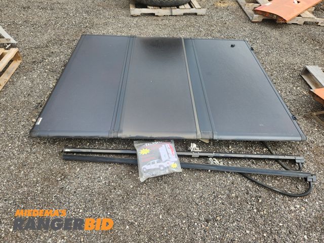 Lot 30-1611 - Encore Pickup Bed Hard Cover - came off 2012 F150 6.5' Bed Includes keys