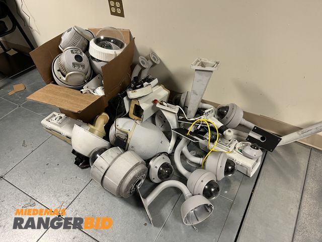 Lot 30-4402 - Lot of Security Cameras