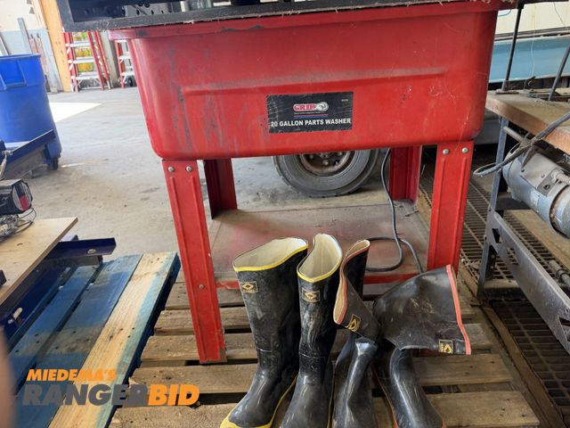 Lot 30-11128 - 20 Gallon parts washer and 2 pair rubber boots.
Boots are size 10 and 14