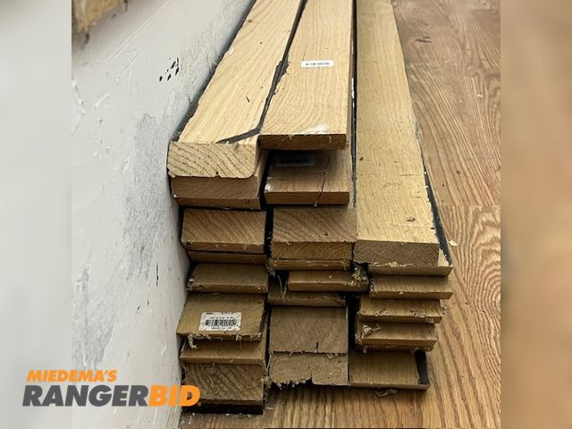 Lot 30-9779 - 200 Linear Feet 1x3 Red Oak Boards Two hundred (200) linear feet of reclaimed "1x3" oak board floor molding, Actual dimensions  2.5 inch by .75 inch.  Stained dark brown one side.