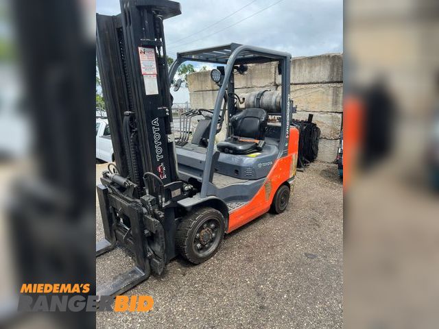 Lot 30-980 - Toyota forklift Toyota 8fgcu32 Forklift Toyota forklift 6500 capacity 
3 stage with side shift and fork position 
Hours 2445
Run and drive 
See video under description
Propane tank is not included