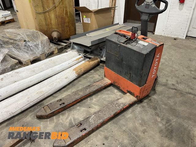 Lot 30-4641 - Toyota 7HBW23 Pallet Jack