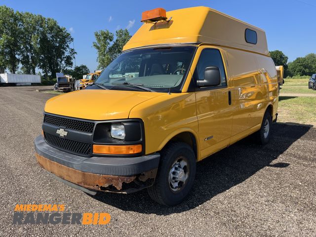 Lot 30-739 - 2006 Chevrolet Express with a 6.0L V8 OHV 16V engine. with 76,606 miles Cargo Van RWD