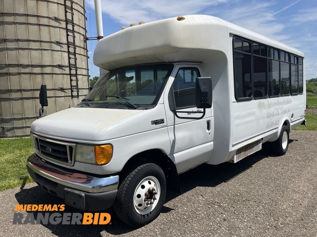 Lot 30-4015 - 2005 Ford E-450 with 31,157 Bus 25 Passenger RWD
