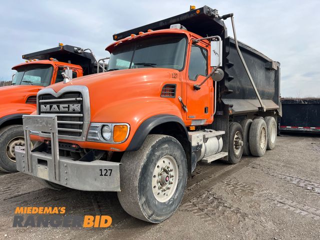 Lot 30-552 - 2004 Mack CV713 Granite Triaxle with a 12.0L L6 DIESEL engine. Dump Truck