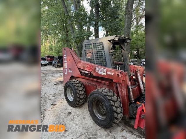 Lot 30-10671 - 1999 Gehl 6635 Skid Steer GEHL 6635 
7,035 hours 

Runs and operates like it should 
Aux hydraulics ...