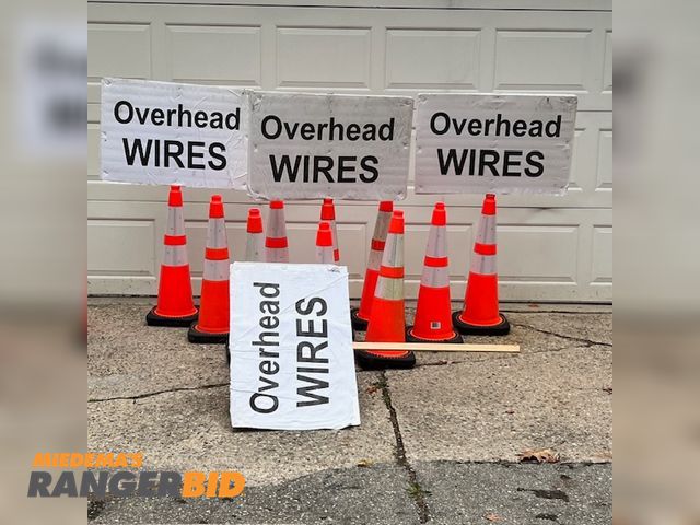 Lot 30-9780 - Lot of ten (10) JBC RS70025SR3M64, Traffic Safety Cones Lot of ten (10) JBC 28 inch traffic safety cones, model RS70025SR3M64, and four (4) Overhead Wires signs.