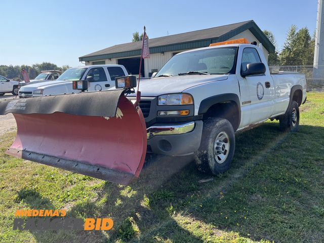 Lot 30-1855 - 2006 GMC Sierra 3500 LS Regular Cab 6'5" Plow Truck 4x4