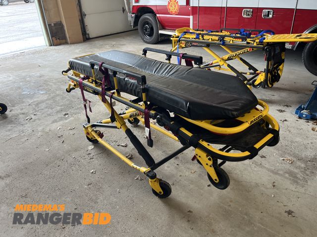 Lot 30-4768 - Stryker MX-Pro R3 Ambulance Cot 500 lb capacity