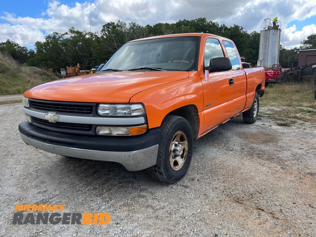 Lot 30-53905 - 2001 Chevrolet Silverado 1500 with a 4.8L V8 OHV 16V engine. Extended Cab Pickup Truck RWD