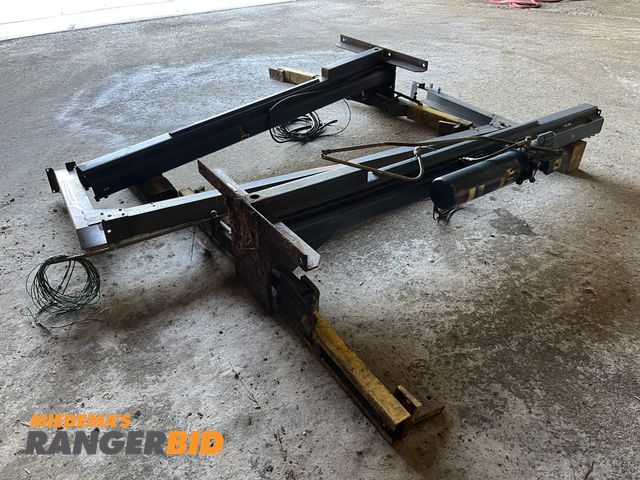 Lot 30-2334 - Rotary 9,000lb Capacity, 2 post Vehicle Hoist