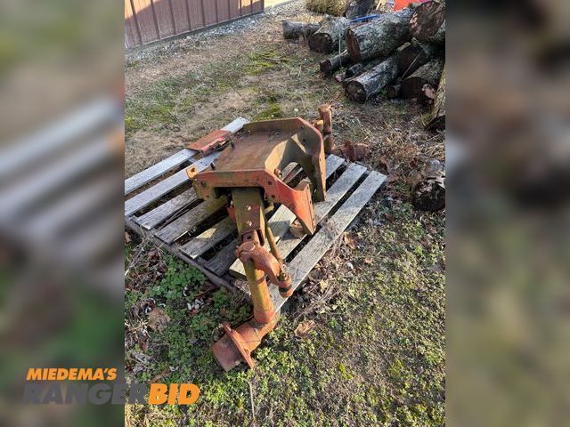 Lot 30-10145 - (1) International 574 Front Axle Complete (no weld marks)