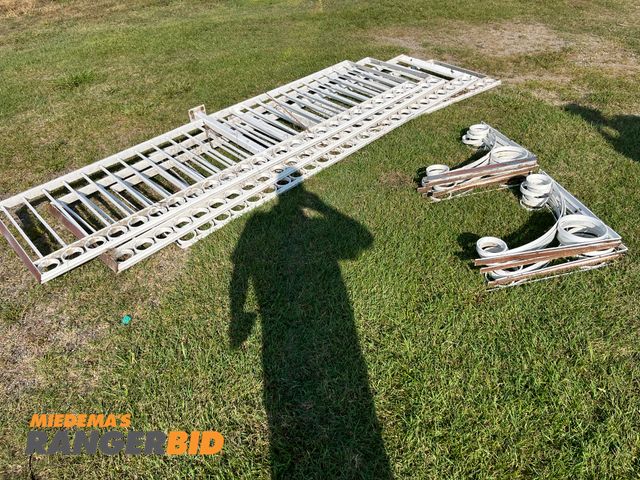 Lot 30-4003 - Metal Fencing and Gazebo brackets