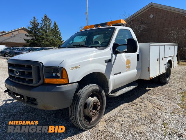 Lot 30-475 - 2000 Ford F-450 SD with a 7.3L V8 TURBO DIESEL engine. Service Body with 32,589 miles Regular Cab Pi...