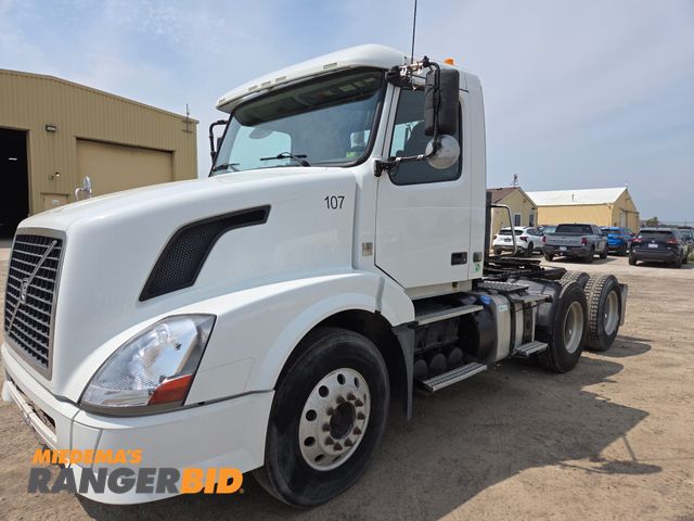 Lot 30-7215 - 2012 Volvo VNL 64 T-300 6X4 Day Cab Semi Truck