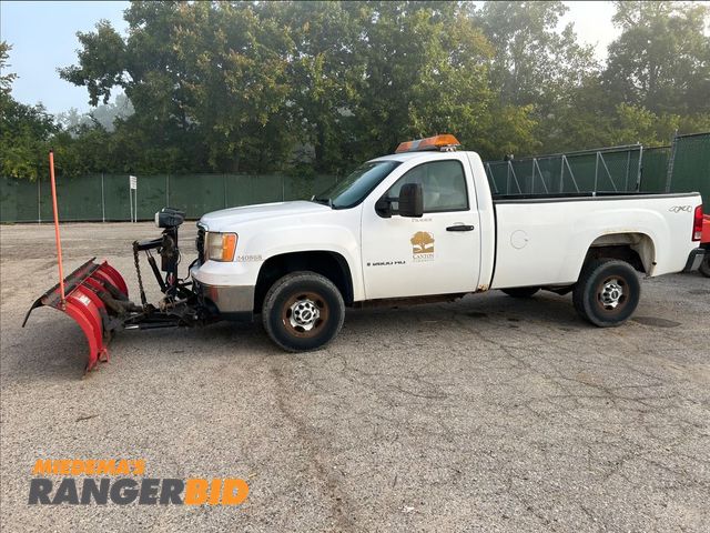 Lot 30-2223 - 2008 GMC Sierra 2500HD with a 6.0L V8 16V OHV engine and plow Regular Cab Long Box Pickup Truck Plow Truck 4x4