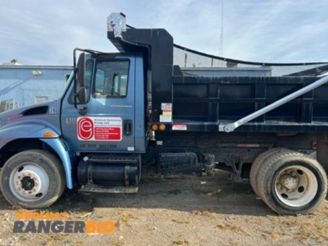 Lot 30-1014 - 2004 International Durastar 4300 Dump Truck Single axle, Day cab, DT466E diesel engine, Eaton Fuller...