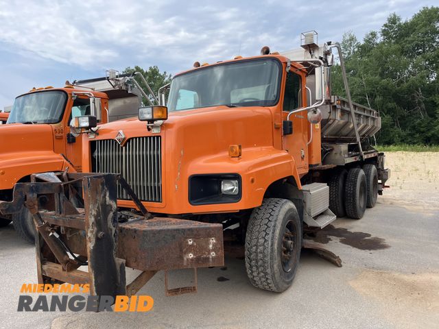 Lot 30-1514 - 2004 International 5600i 6X4 with a 14.9L L6 DIESEL engine. Dump Truck