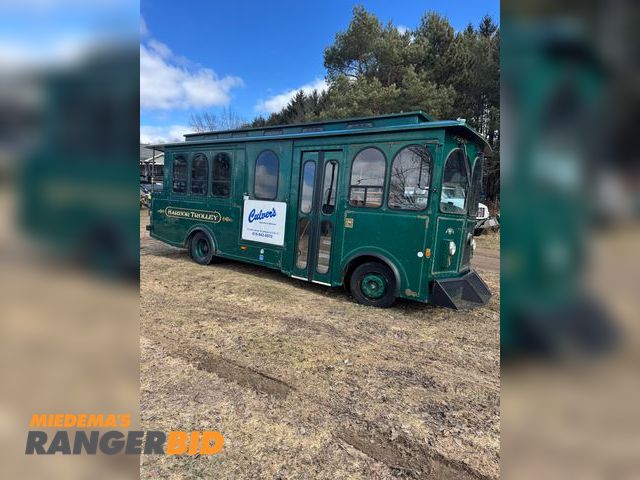 Lot 30-10252 - 2001 Freightliner Trolley bus Trolley bus  Will need servicing sence it’s been sitting a while, I pu...