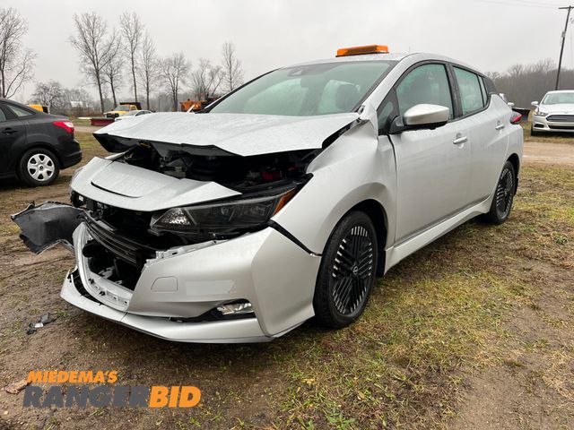 Lot 30-2768 - 2023 Nissan LEAF with a ELECTRIC engine. SV with 4,925 miles Electric Car FWD Still runs and moves.
