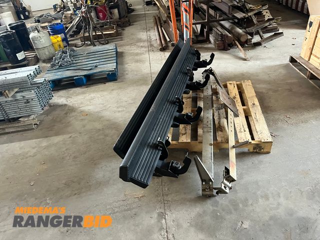 Lot 30-3904 - Lot of (4) running boards. Came off 2021 GMC crew cab